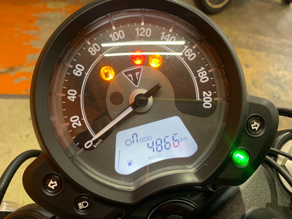 メーターです！アナログとデジタルの融合ですね！まさにモダンクラシカル！